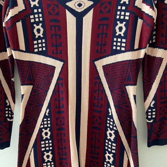 Knit form fitting patterned dress - Picture 3 of 4